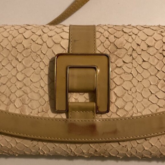 👜✨ Vintage Rolando Bellagio Beige Python-Embossed Leather Clutch w/ Gold Buckle - Picture 3 of 14